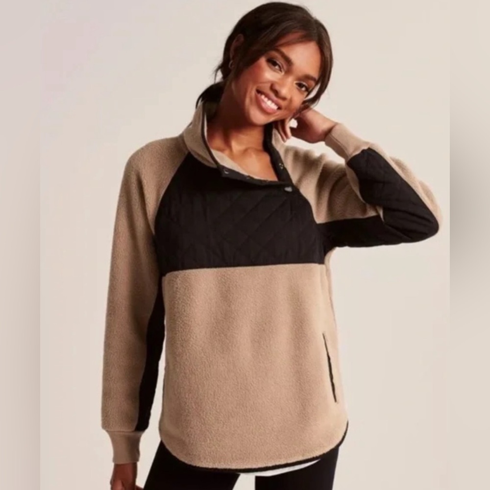 Abercrombie & Fitch Black and Tan Quilted Sweatshirt - Picture 3 of 9